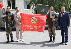 Бойцам поискового отряда «Горячий снег» передали знамя национального движения «Бессмертный полк России»