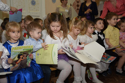 Книжки-раскраски на экологическую тематику достались каждому малышу