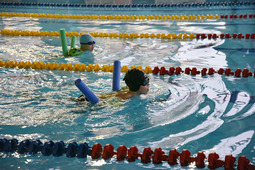 Непростую эстафету в бассейне прошли даже самые юные участники соревнований