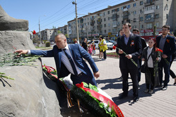 Возложение цветов к памятнику морякам-североморцам в городе Волгограде
