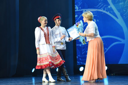 Участники ансамбля «Донской родничок» получают диплом из рук Елены Гришковой