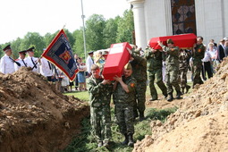 Торжественное захоронение останков советских солдат и офицеров