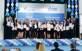 Участники IV Конкурса научно-исследовательских проектов «Ступени» на сцене «Газпром колледж Волгоград»