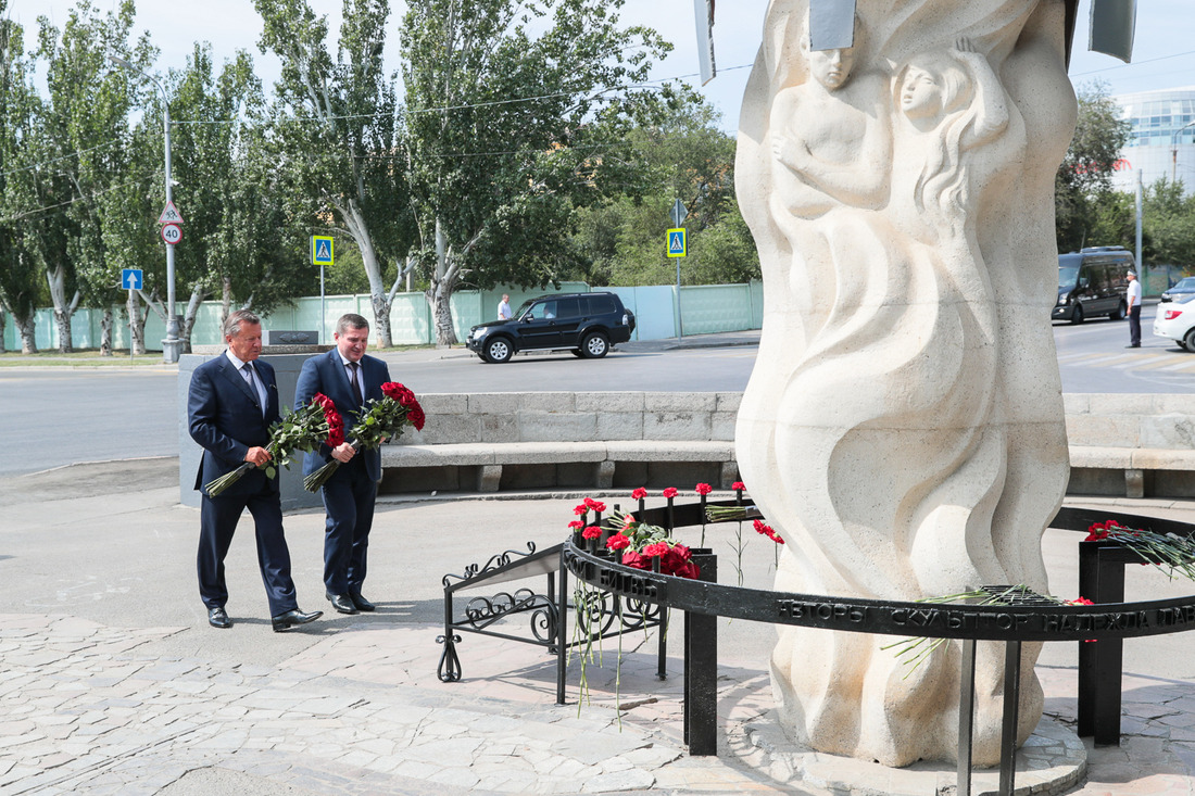 Виктор Зубков и Андрей Бочаров возложили цветы к памятнику мирному населению погибшему в дни Сталинградской битвы