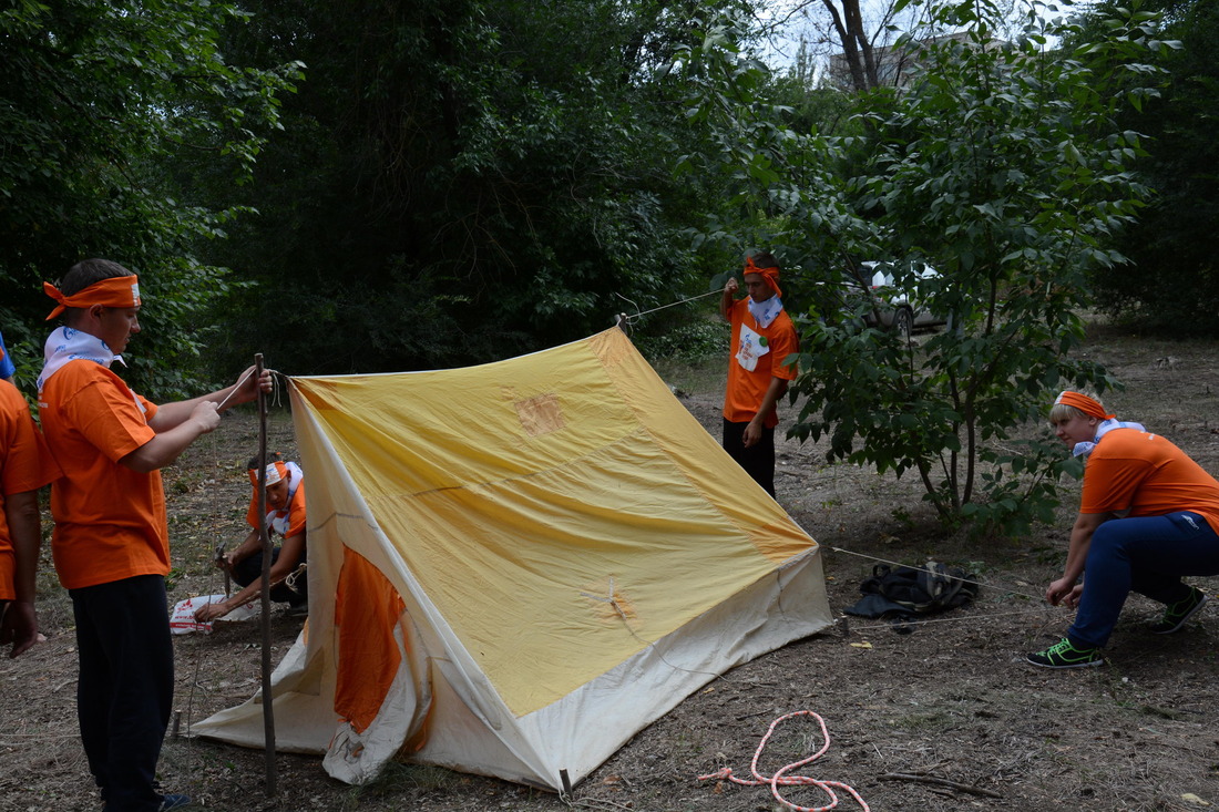 Установка палатки — один из этапов туристического марафона