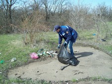 Сбор мусора в на придорожной территории в х. Калининский Шолоховского района Ростовской области