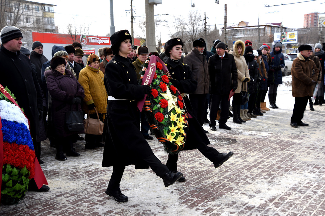 Возложение памятного венка героям Сталинградской битвы