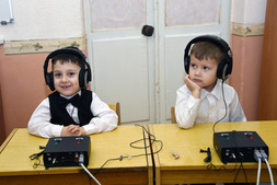 Дети с удовольствием учатся слушать и слышать речь преподавателя