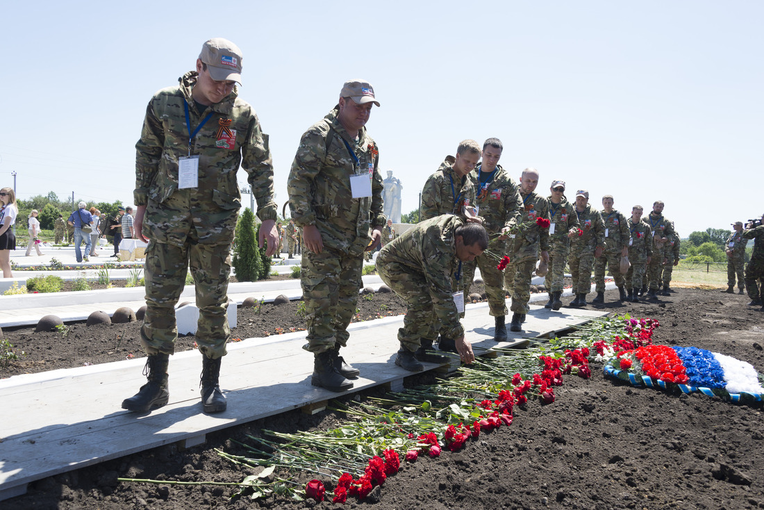Дань памяти могилам захороненных солдат и офицеров