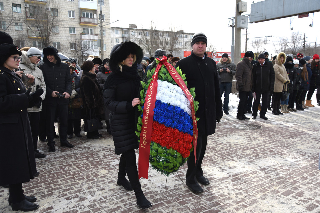 Молодые работники ООО «Газпром трансгаз Волгоград» возлагают венок к памятнику Воинам-североморцам