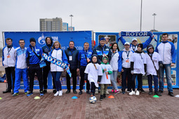 Команда ООО «Газпром трансгаз Волгоград» перед стадионом «Волгоград Арена»