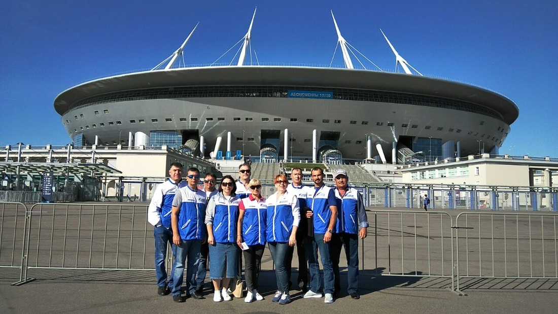 Делегация исполнителей Гимна России на фоне стадиона «Газпром-Арена»