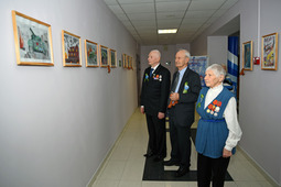 Ветераны на выставке детского рисунка «Сталинградская битва глазами детей»