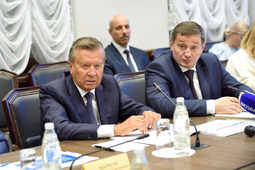 Виктор Зубков и Андрей Бочаров во время совещания