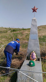 Приведение в порядок братской могилы советских воинов в хуторе Калининский (Ростовская область)