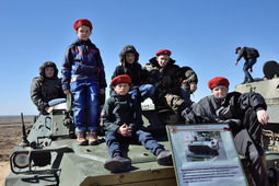 Юнармейцы из Антиповки с интересом изучали военную технику
