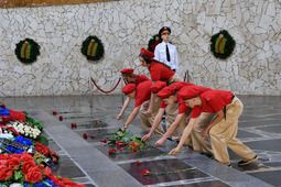 С почтением новые воспитанники «Юнармии» возложили цветы к Вечному огню в Зале воинской славы