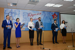 Молодые работники ООО «Газпром трансгаз Волгоград» приветствуют ветеранов Великой Отечественной
