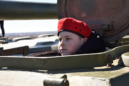 Дети смогли изучить устройство танка изнутри