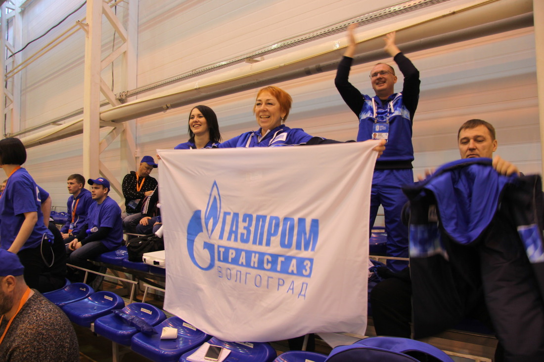 Болельщики ООО "Газпром трансгаз Волгоград" поддерживают команду на трибунах