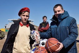 В конце экскурсии сотрудники ООО «Газпром трансгаз Волгоград» подарили ребятам мячи и выдали сухой паек на обратную дорогу