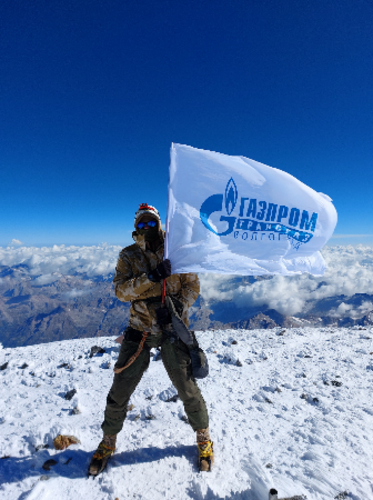 Кирилл Степанов покорил самую высокую гору России и Европы вместе с флагом компании