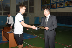 Диплом победителя по мини-футболу получает команда ООО «Газпром трансгаз Волгоград»