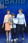 Юлия Черенкова получает «серебряный» диплом из рук Ольги Лукомской и Марины Пугачевой