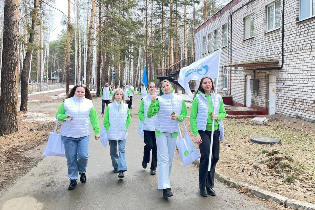 Лагерь для юных экологов расположен посреди соснового леса