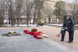 На возложении цветов у Вечного огня — Мы помним и мы гордимся