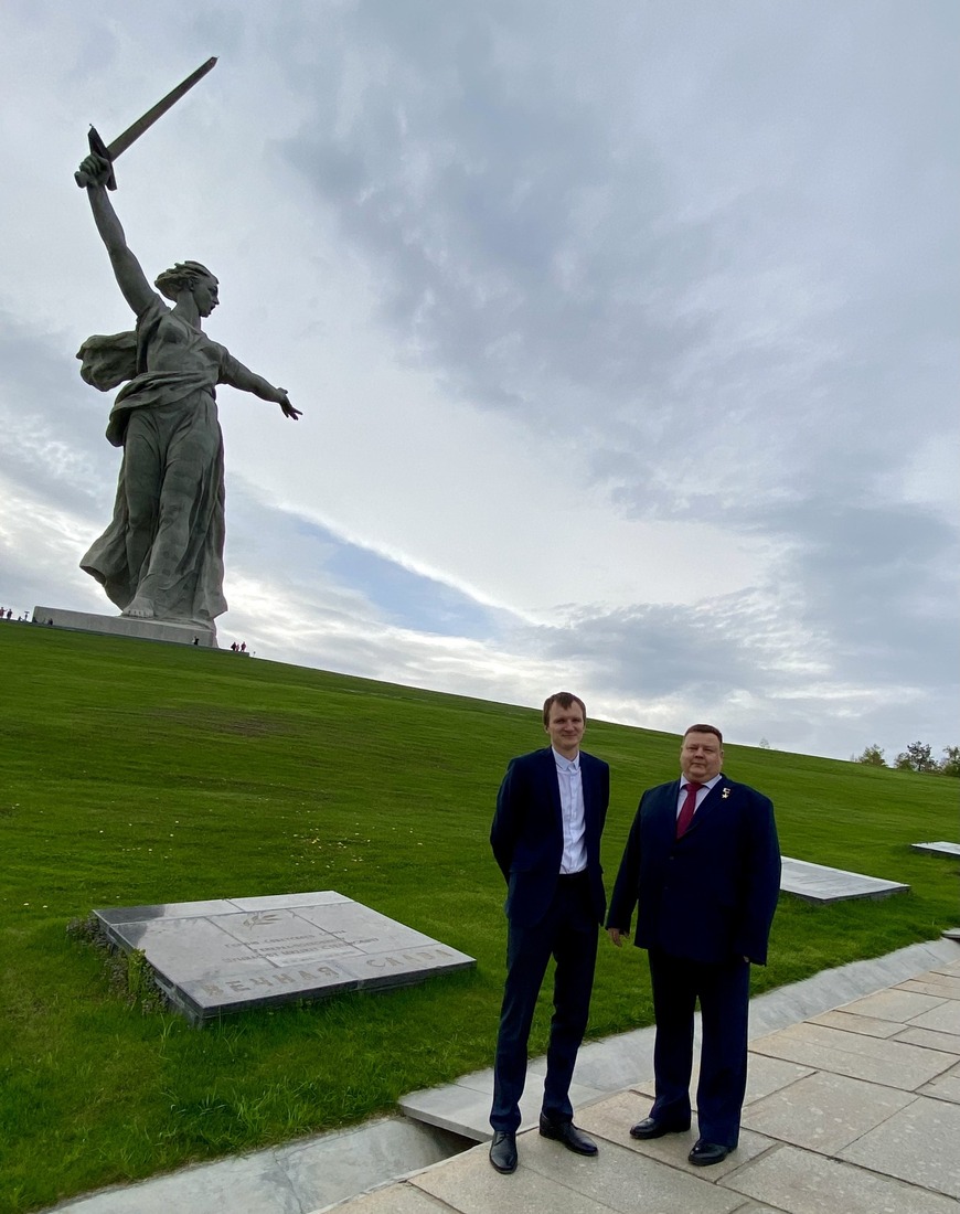 Передача состоялась рядом с могилой легендарного полководца в присутствии Героя России, Советника генерального директора ООО «Газпром трансгаз Волгоград» Дмитрия Воробьёва (на фото справа)