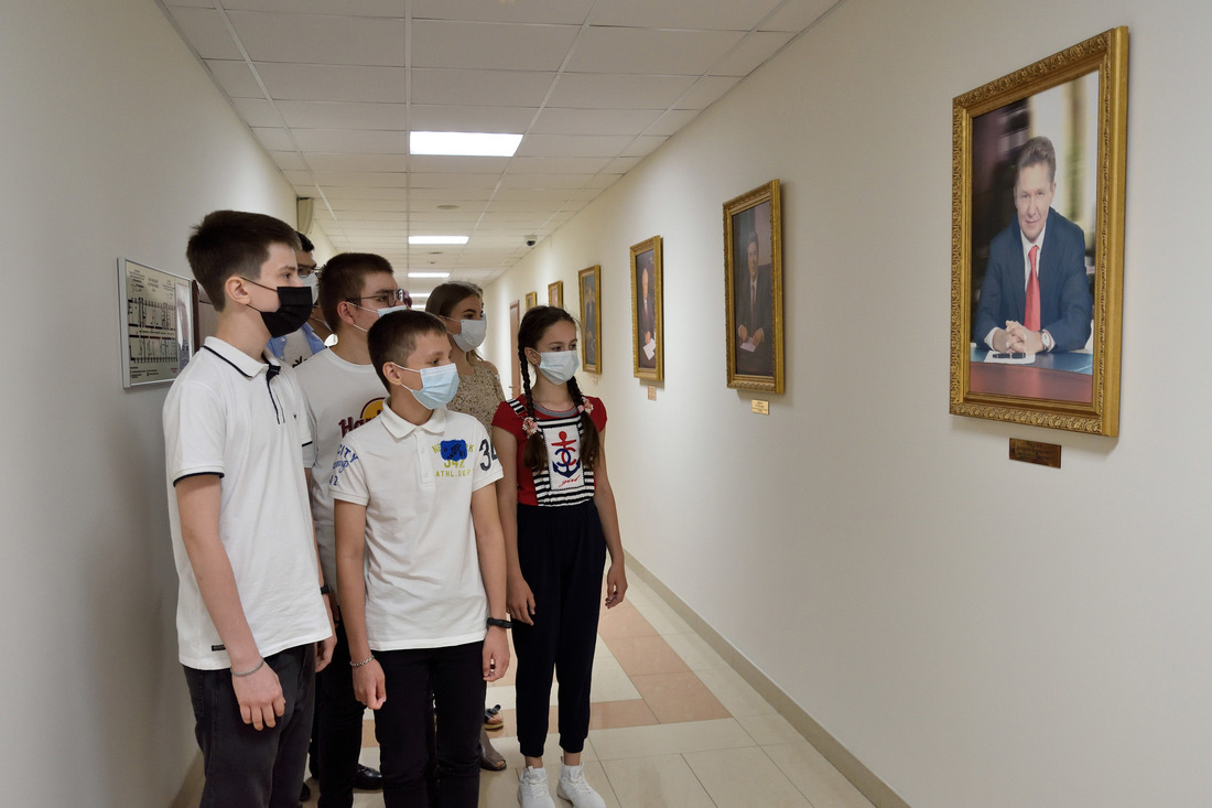 В коридорах предприятия ребята увидели портреты руководителей газовой отрасли