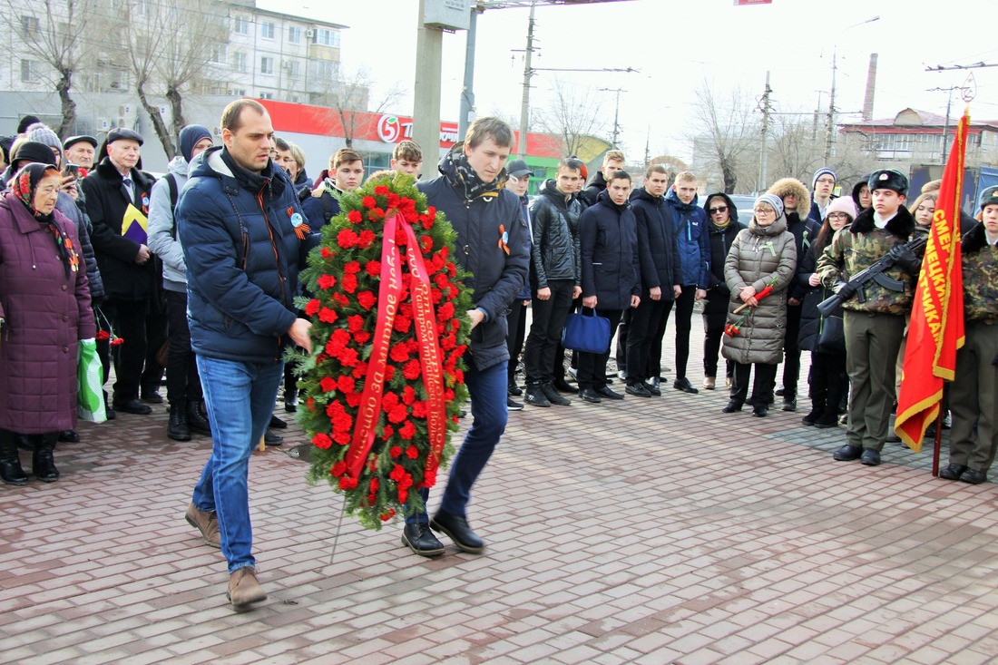 Молодые специалисты, председатель Совета молодых ученых и специалистов ООО «Газпром трансгаз Волгоград» Владимир Халяпин (на фото справа) возлагают венок к памятнику морякам-североморцам в Волгограде