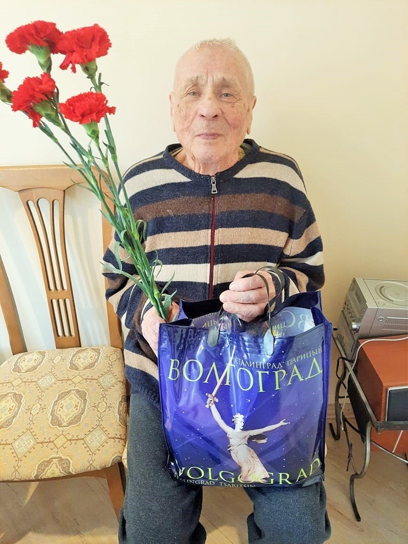 Ветеран великой Отечественной войны, участник Сталинградской битвы, бывший работник Общества Иван Прохорович Мальцев получил цветы, подарки и поздравления ко 2 февраля