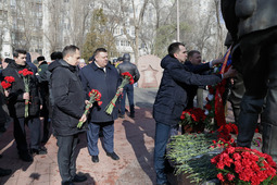 Торжественная церемония возложения цветов и венков к памятнику воинам-интернационалистам в Парке памяти в Волгограде