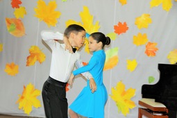На сцене Фроловской детской школы искусств выступают Владислав Сафронов и Василиса Касьян, танец «Ча-ча-ча», Логовское ЛПУМГ