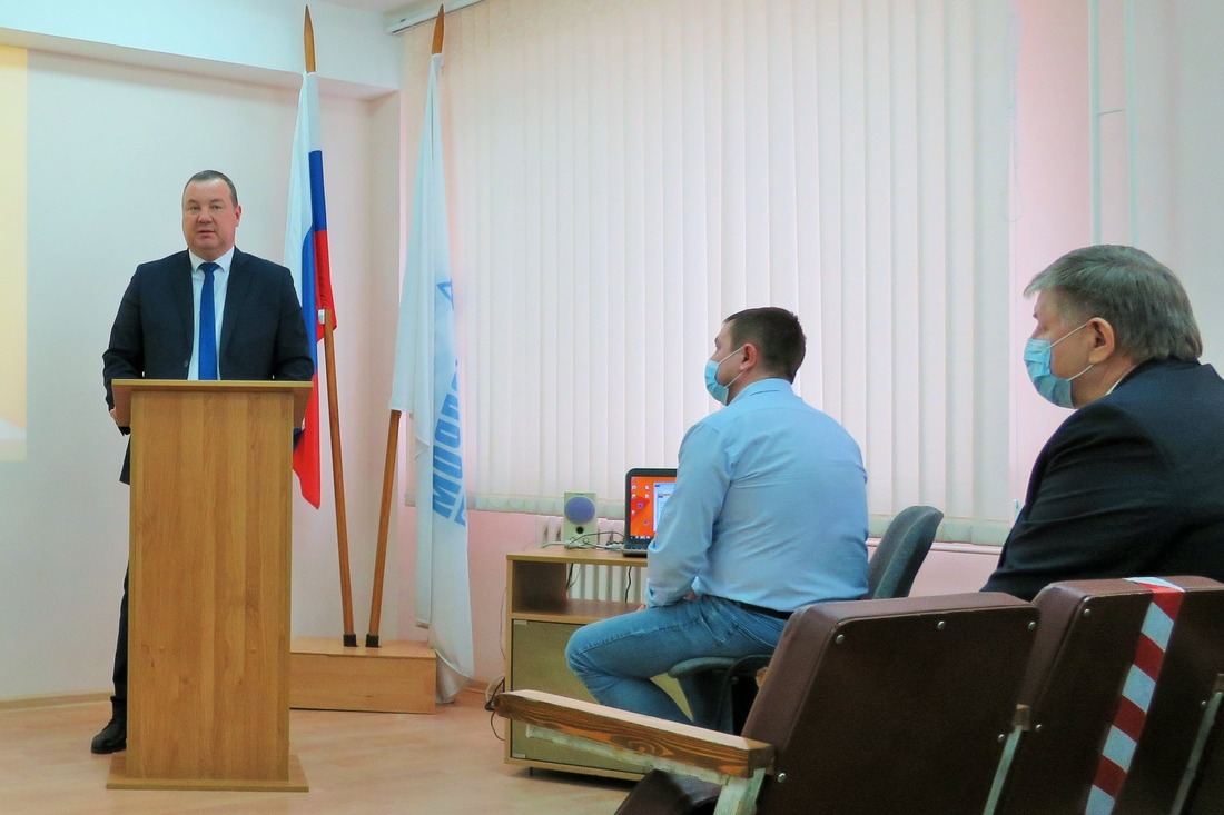 Коллектив управления поздравил заместитель генерального директора по управлению персоналом Александр Пехташев