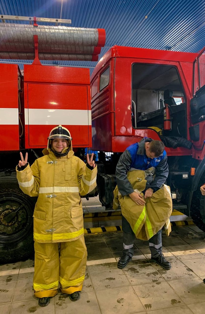 В костюмах пожарных дети работников АТЦ испытали невероятные эмоции