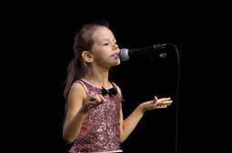 Серафима Шедина исполняет песню «Маленькая девочка», вокал, Администрация ООО «Газпром трансгаз Волгоград»