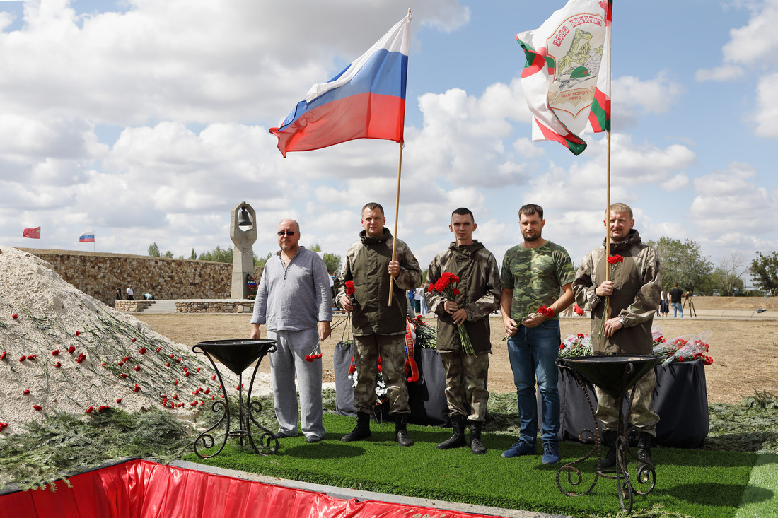 Участники поисковых отрядов «Горячий снег» и «Уран» возложили цветы к могилам воинов, поднятых в ходе проведения «Вахты Памяти-2023»