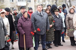 Делегация ООО «Газпром трансгаз Волгоград» во главе с советником генерального директора Дмитрием Воробьевым (на фото в центре) и жители Волгограда на митинге, посвященном 77-летию со дня начала контрнаступления под Сталинградом