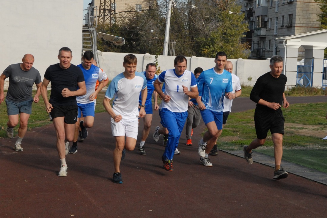 Участники забега на 2 км во время сдачи нормативов ГТО сотрудниками ООО «Газпром трансгаз Волгоград» на стадионе «Пищевик», г.Волгоград