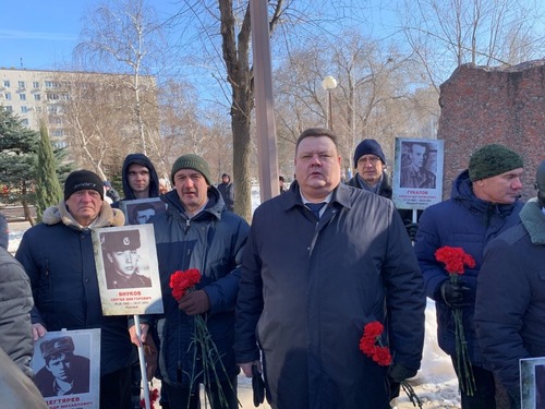 Делегация работников на торжественной церемонии возложения цветов и венков к памятнику воинам-интернационалистам в Парке памяти в Волгограде