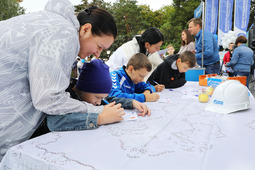 На площадке «Газпром трансгаз Волгоград» взрослые и дети отвечали на вопросы викторины и получали призы