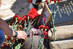 Теперь на месте, где были найдены останки погибших, в селе Орловка установлена мемориальная плита с текстом предсмертной записки