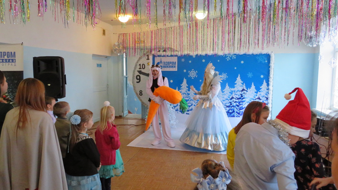 Газовики организовали новогоднее представление для детей в средней школе поселка Комсомольский Калачевского района