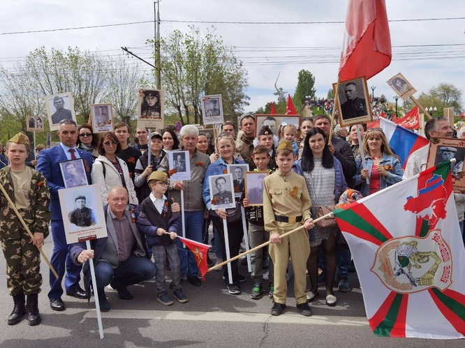 Работники подразделений, расположенных в Волгограде, прошли в строю «Бессмертного полка» от Дома Павлова до Мамаева Кургана