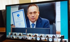 Генеральный директор Общества Юрий Марамыгин объявляет финалистов первой игры