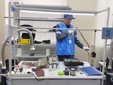 Виктор Городбин во время выполнения практического задания: монтаж муфты на волокнисто-оптический кабель
