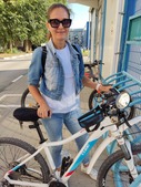 На работу на велосипеде приехала сегодня Анна Джурова, инженер нормативно-исследовательской лаборатории Общества